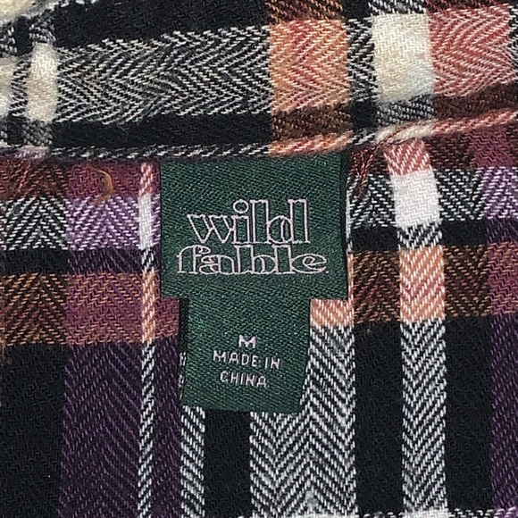 Two button up shirts - Picture 4 of 5